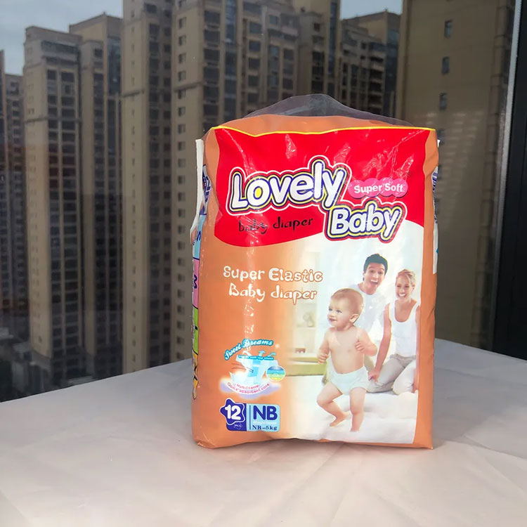 Cách làm cho em bé thoải mái hơn khi thay tã dùng một lần